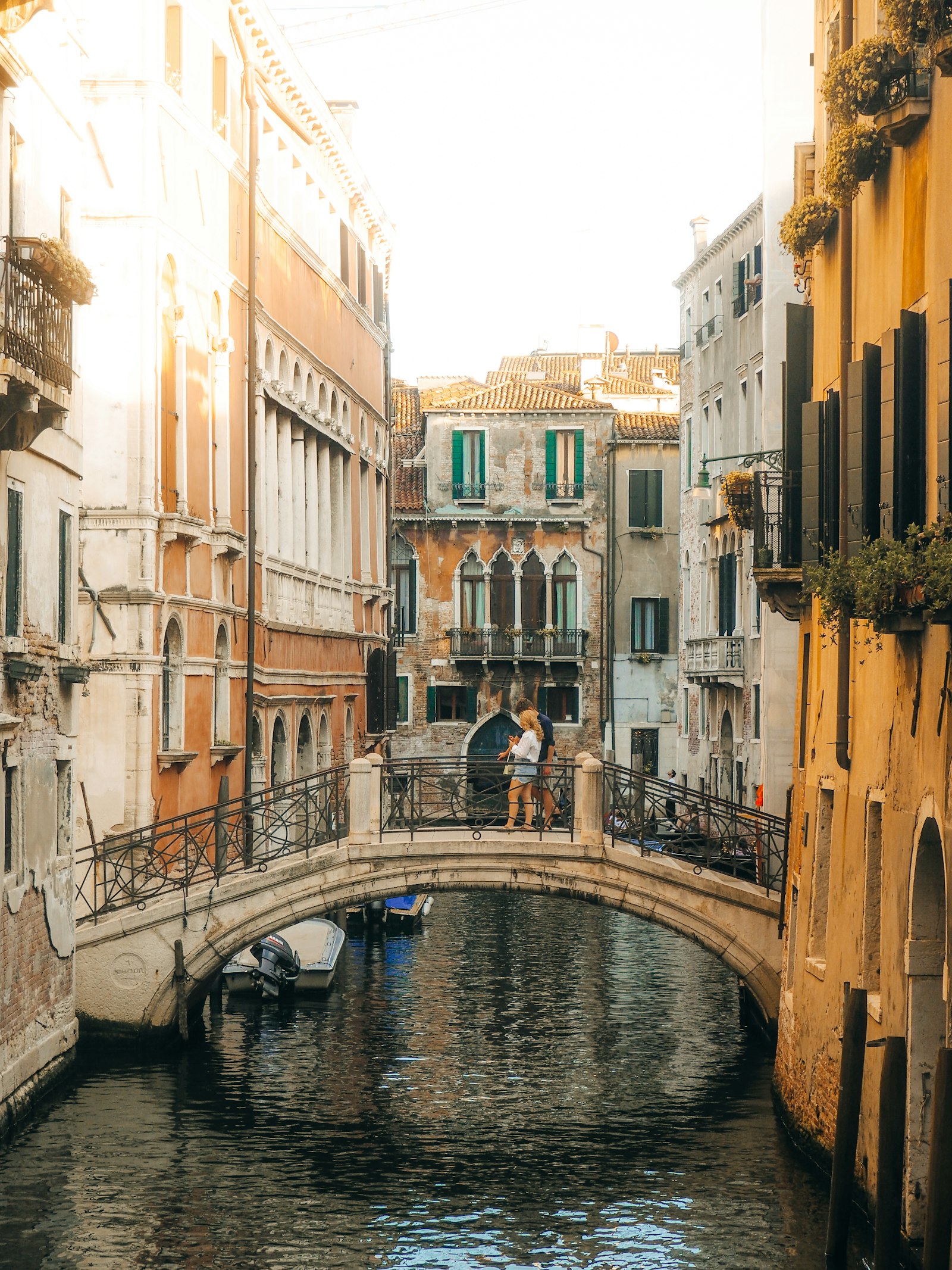Famiglia in campo vuoto all'alba a Venezia